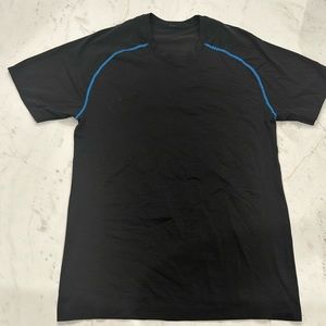 Lululemon men Metal Vent Tech Short Sleeve size M black blue accents rarely worn
